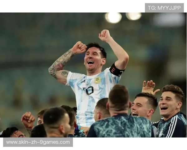 英格兰球迷街头狂欢庆祝奖牌，英格兰获胜球迷狂欢